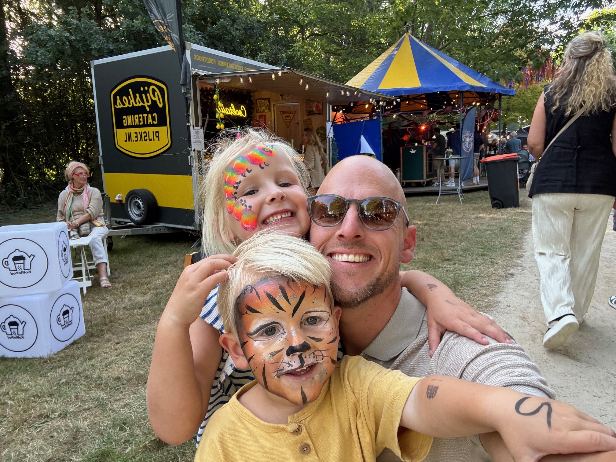 Foto van Hendrik met kinderen